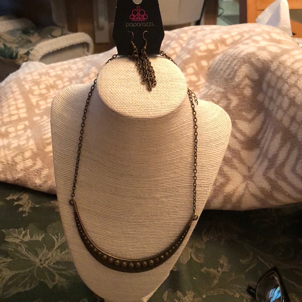 EARRINGS AND NECKLACE SET